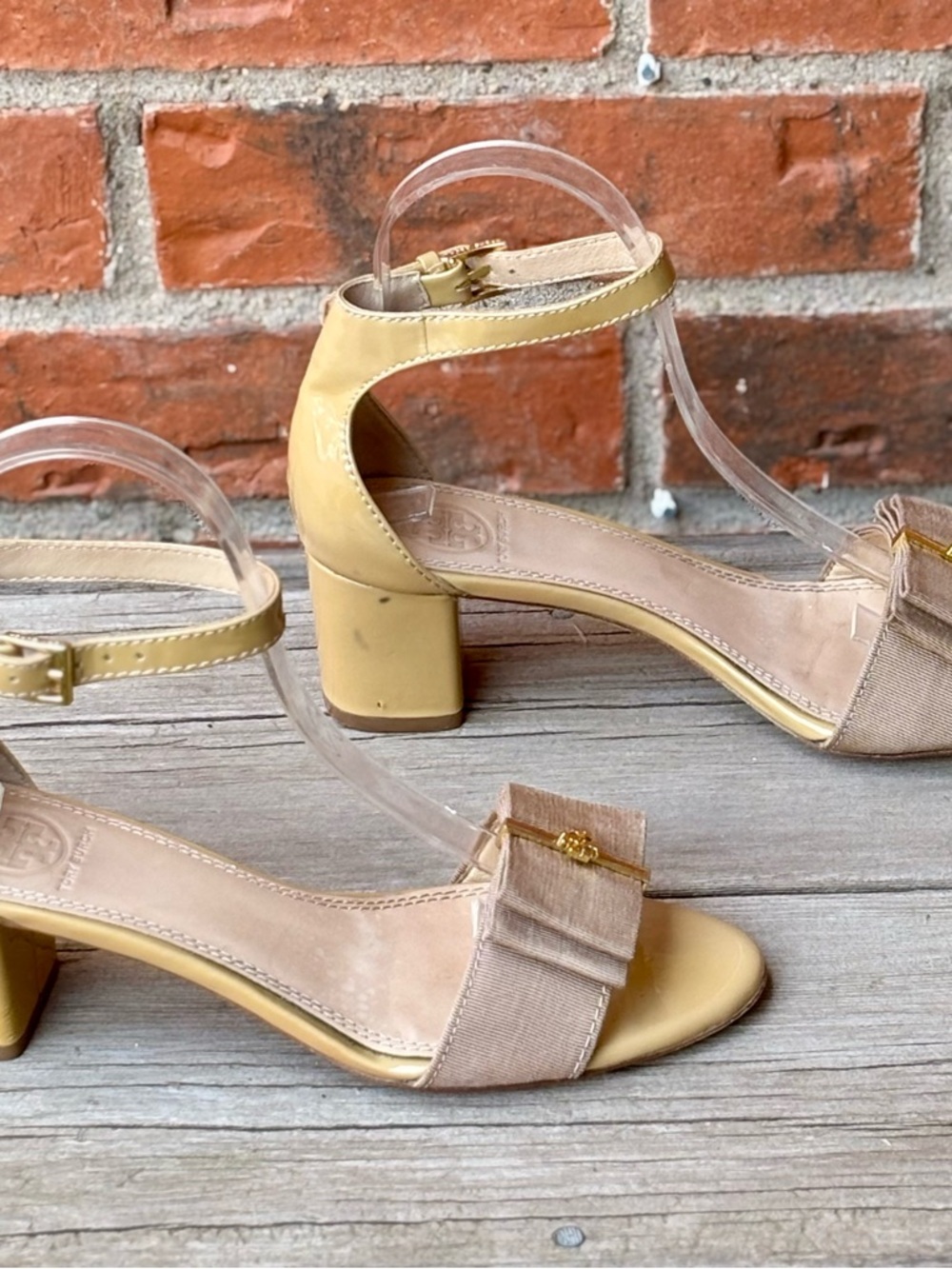 Tory Burch Beige Neutral Patent Leather Ankle Strap Bow Logo Heels Sz 7 - Picture 7 of 10